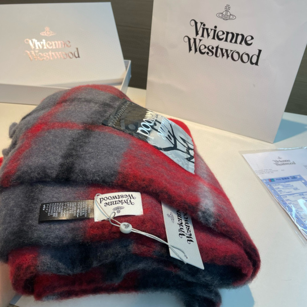 新款到货‼️𝐕𝐢𝐯𝐢𝐞𝐧𝐧𝐞 𝐖𝐞𝐬𝐭𝐰𝐨𝐨𝐝🪐✨经典大土星马海毛围巾 vivienne westwoo