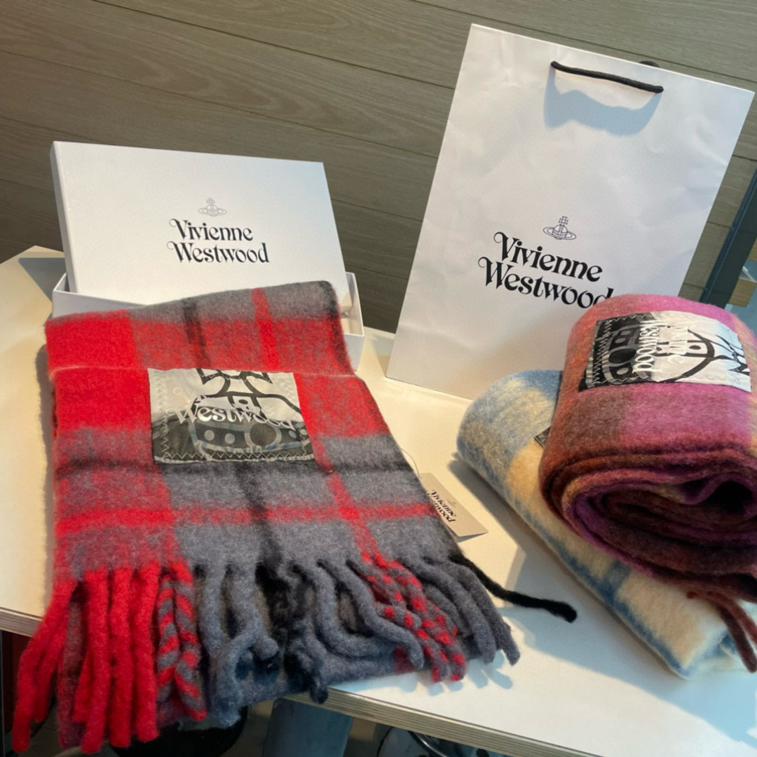 新款到货‼️𝐕𝐢𝐯𝐢𝐞𝐧𝐧𝐞 𝐖𝐞𝐬𝐭𝐰𝐨𝐨𝐝🪐✨经典大土星马海毛围巾 vivienne westwoo