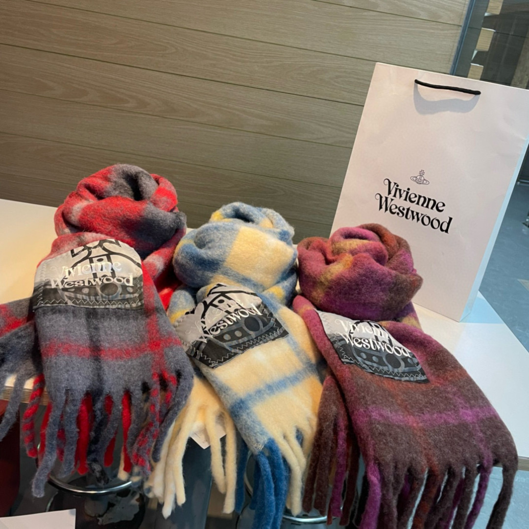 新款到货‼️𝐕𝐢𝐯𝐢𝐞𝐧𝐧𝐞 𝐖𝐞𝐬𝐭𝐰𝐨𝐨𝐝🪐✨经典大土星马海毛围巾 vivienne westwoo