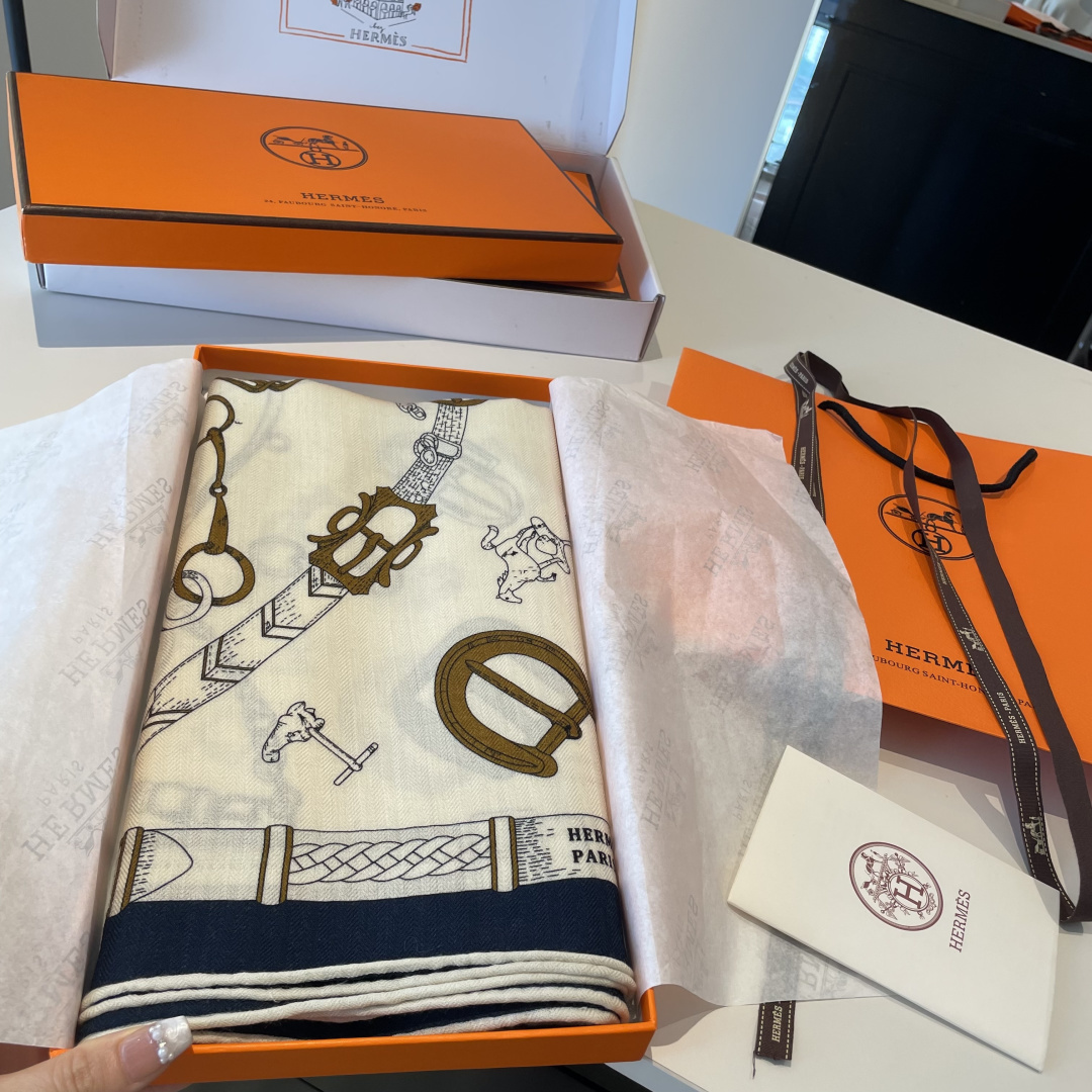 双面同色丝毛披肩～Hermes 手工卷边丝毛方巾（30%桑蚕丝70%羊毛）这款爱马仕的经典单品展现强大而