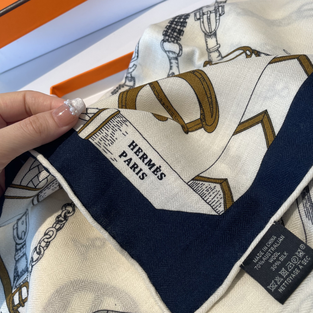双面同色丝毛披肩～Hermes 手工卷边丝毛方巾（30%桑蚕丝70%羊毛）这款爱马仕的经典单品展现强大而