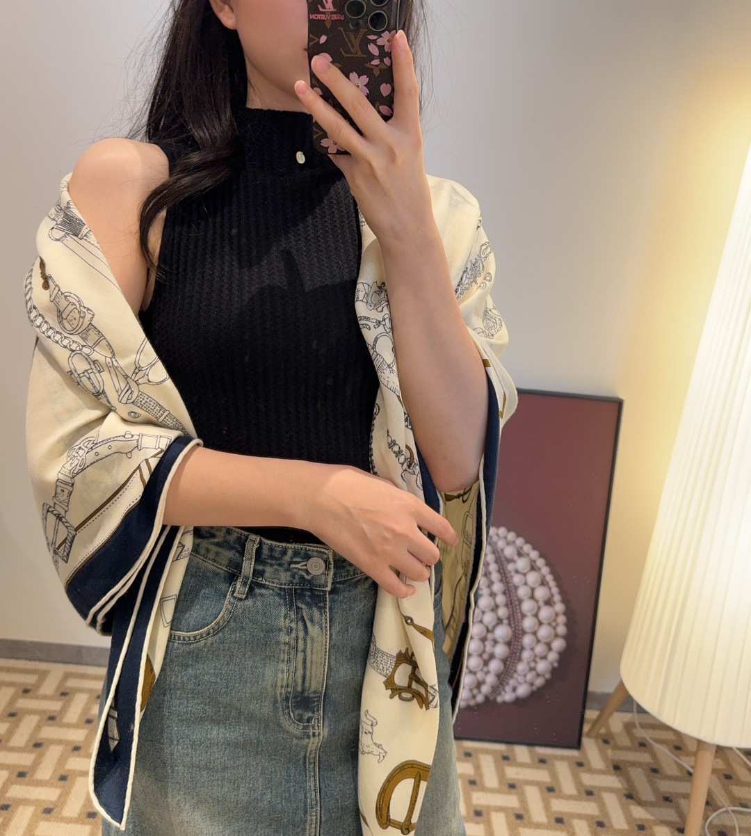 双面同色丝毛披肩～Hermes 手工卷边丝毛方巾（30%桑蚕丝70%羊毛）这款爱马仕的经典单品展现强大而