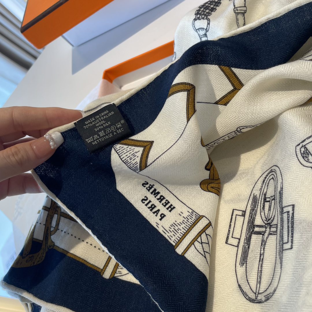 双面同色丝毛披肩～Hermes 手工卷边丝毛方巾（30%桑蚕丝70%羊毛）这款爱马仕的经典单品展现强大而