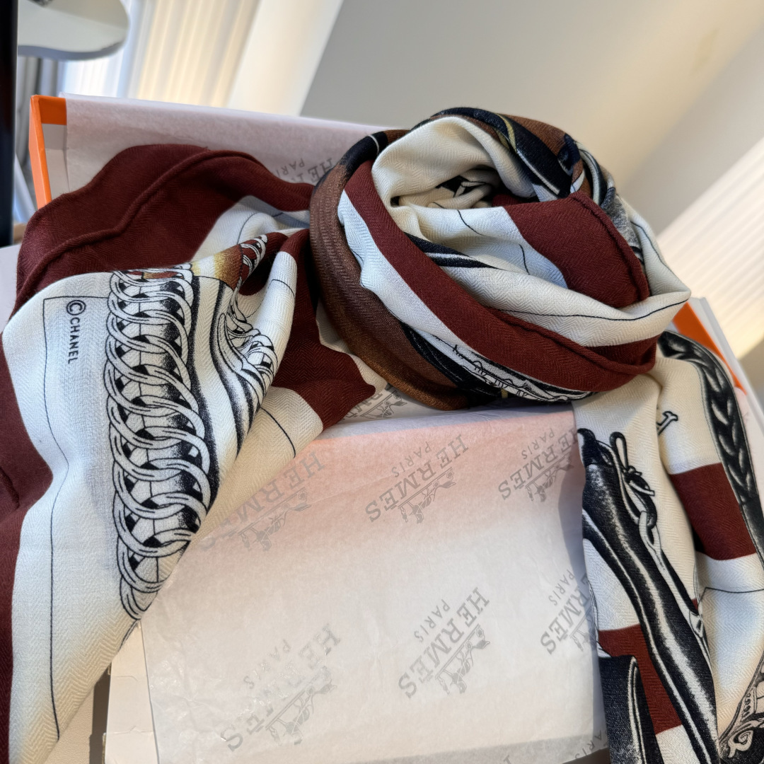 爱马仕（Hermes）2025年秋冬抢先 上新💞【双面同色丝毛方巾】手工卷边山羊绒和真丝混纺披肩（70%