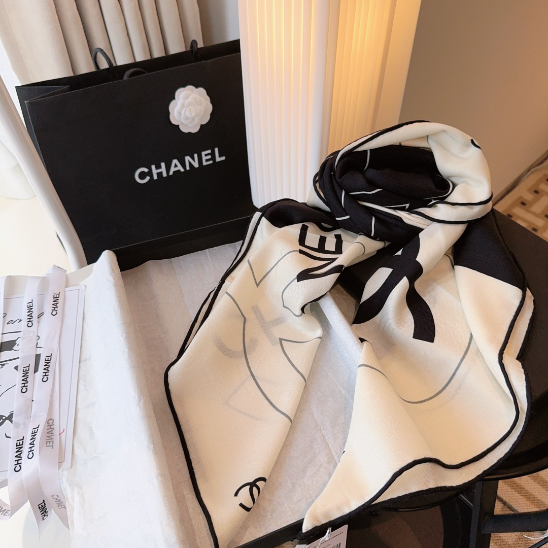经典茶花优雅Coco风，Chanel最新菱格丝绒大方巾~气质到骨子里，香奶奶新一季的面料超高级，真心超级