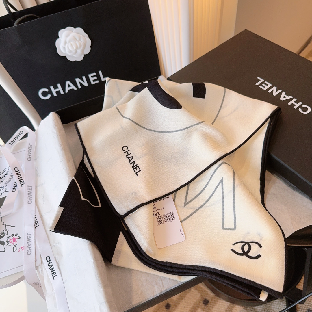 经典茶花优雅Coco风，Chanel最新菱格丝绒大方巾~气质到骨子里，香奶奶新一季的面料超高级，真心超级