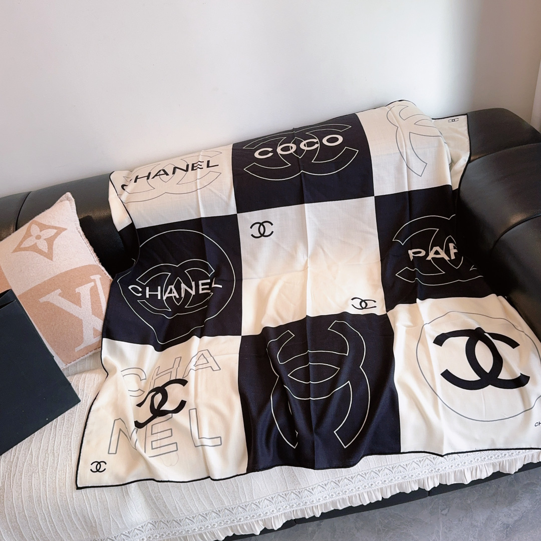 经典茶花优雅Coco风，Chanel最新菱格丝绒大方巾~气质到骨子里，香奶奶新一季的面料超高级，真心超级