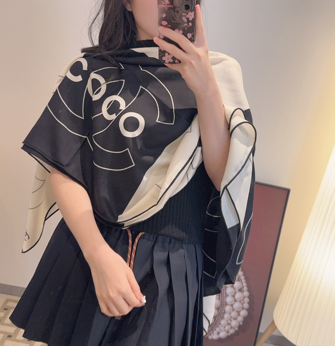 经典茶花优雅Coco风，Chanel最新菱格丝绒大方巾~气质到骨子里，香奶奶新一季的面料超高级，真心超级