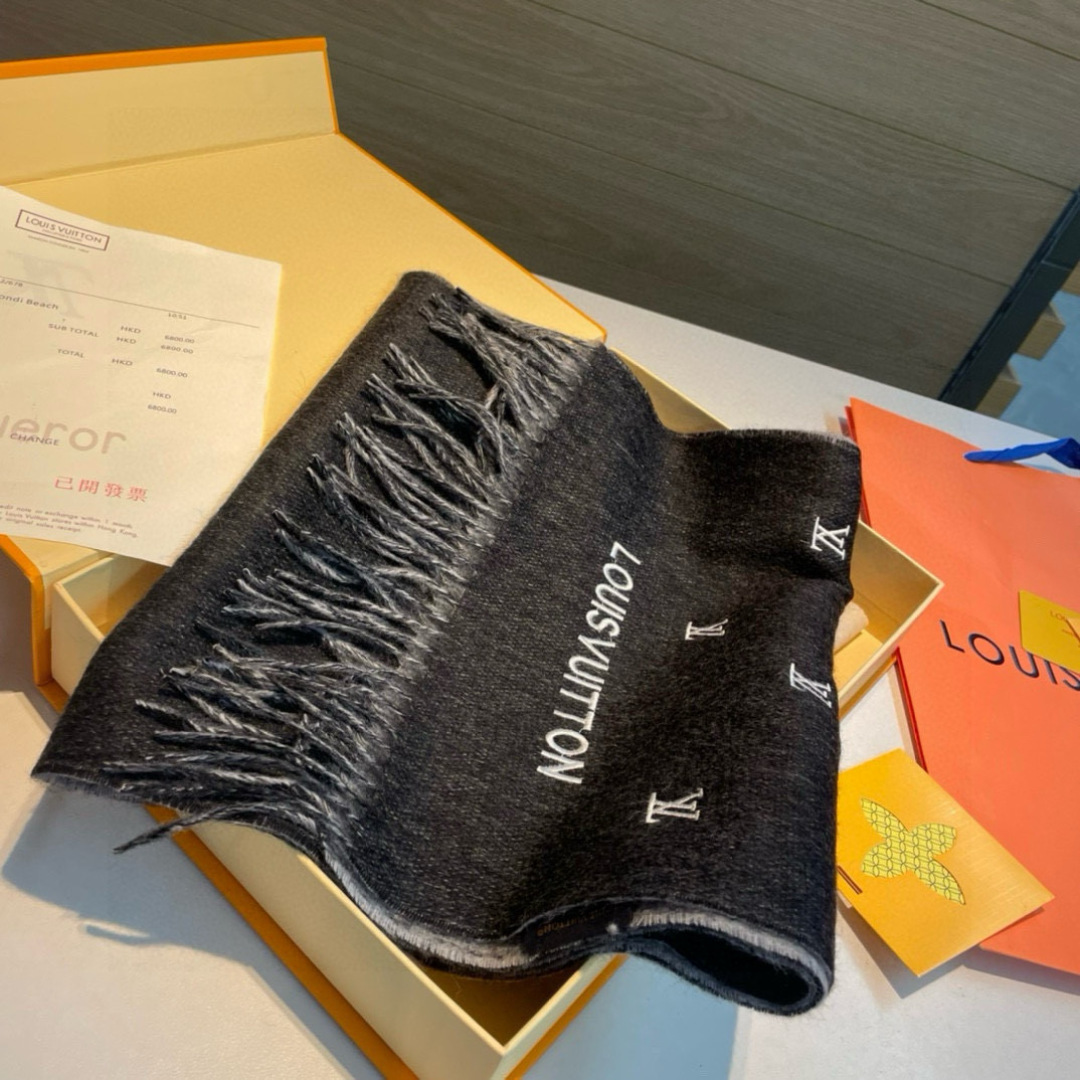 Louis Vuitton 渠道独家特供大驴专柜款满天星当季双面热款女羔绒两用围巾◎特点:渠道独家特供的