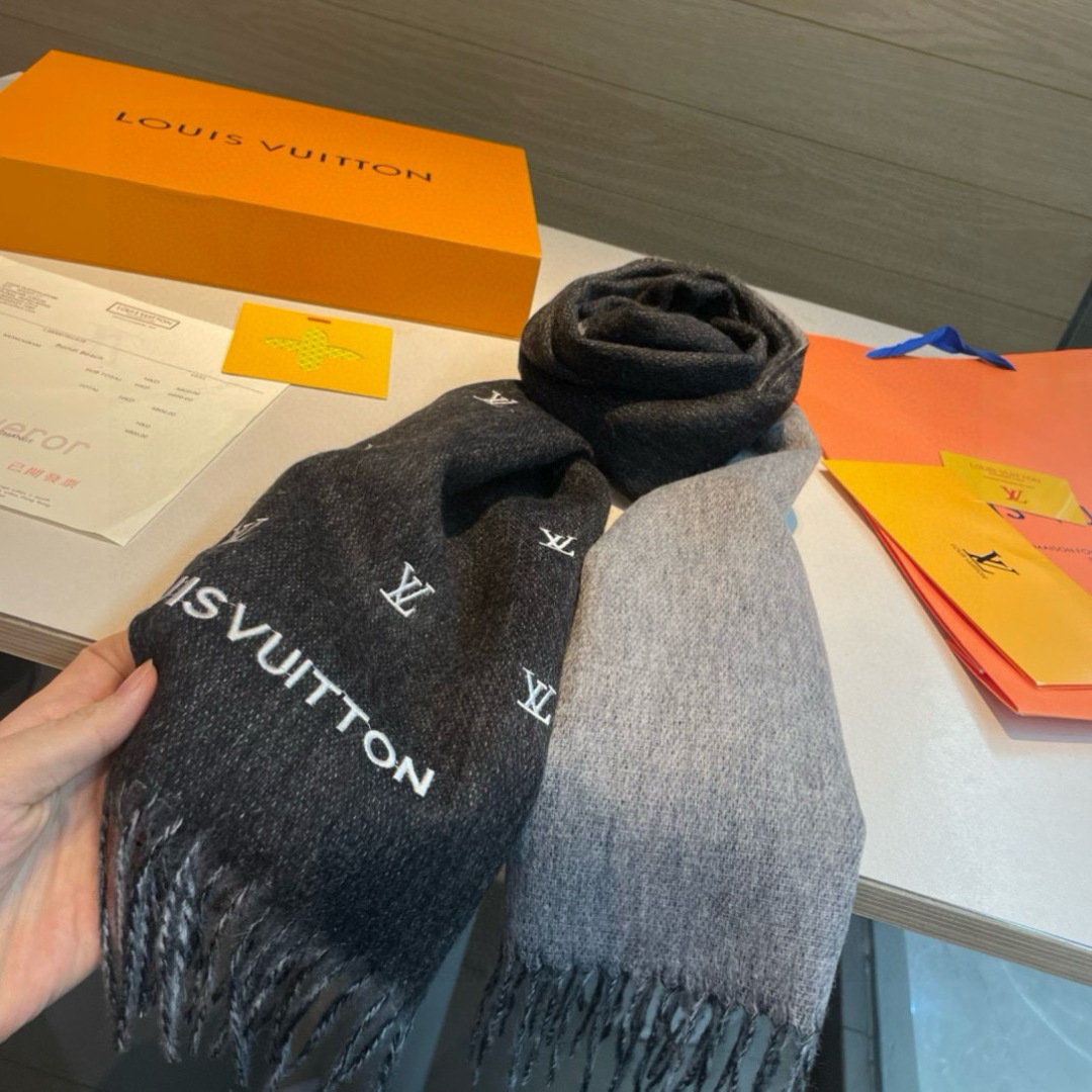 Louis Vuitton 渠道独家特供大驴专柜款满天星当季双面热款女羔绒两用围巾◎特点:渠道独家特供的