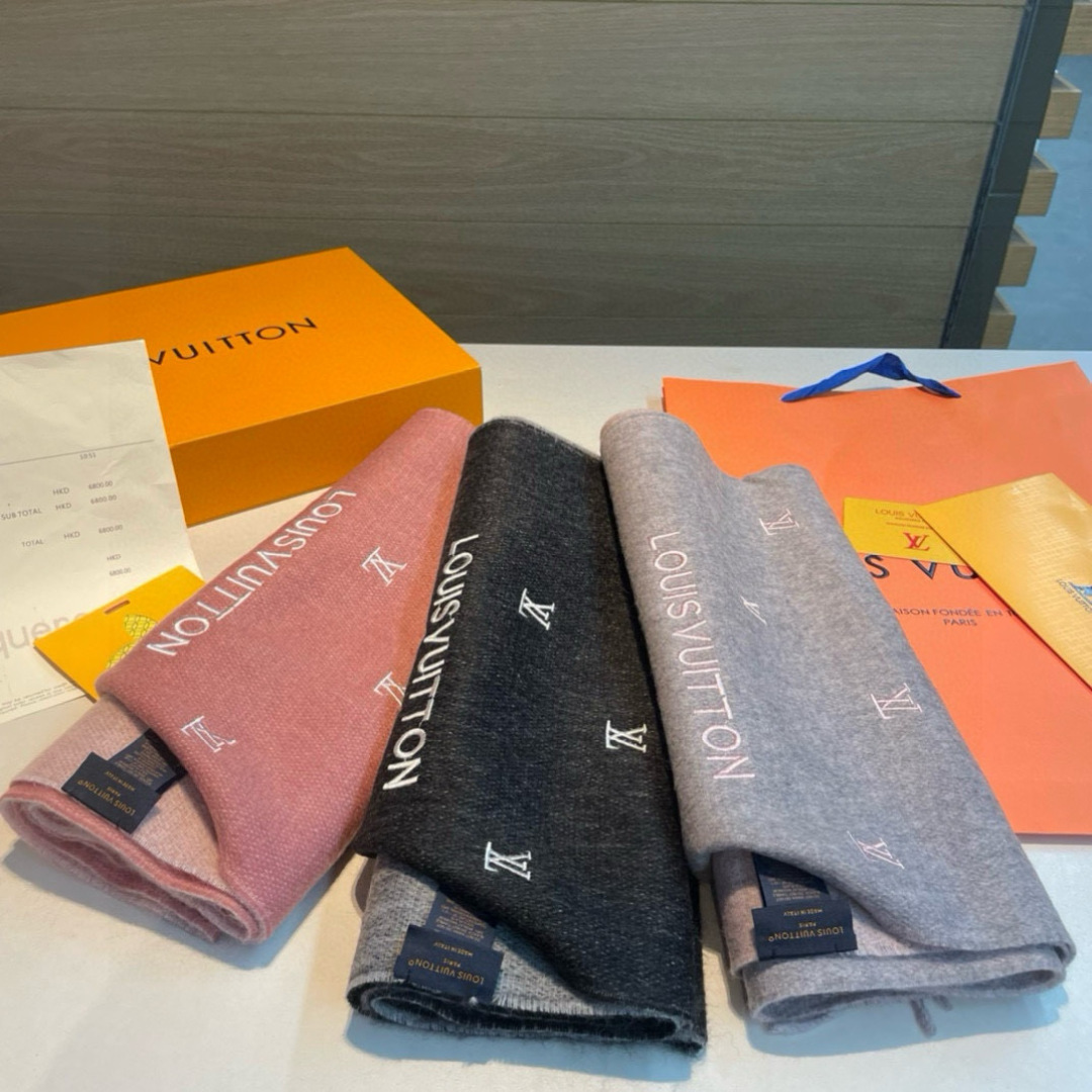 Louis Vuitton 渠道独家特供大驴专柜款满天星当季双面热款女羔绒两用围巾◎特点:渠道独家特供的