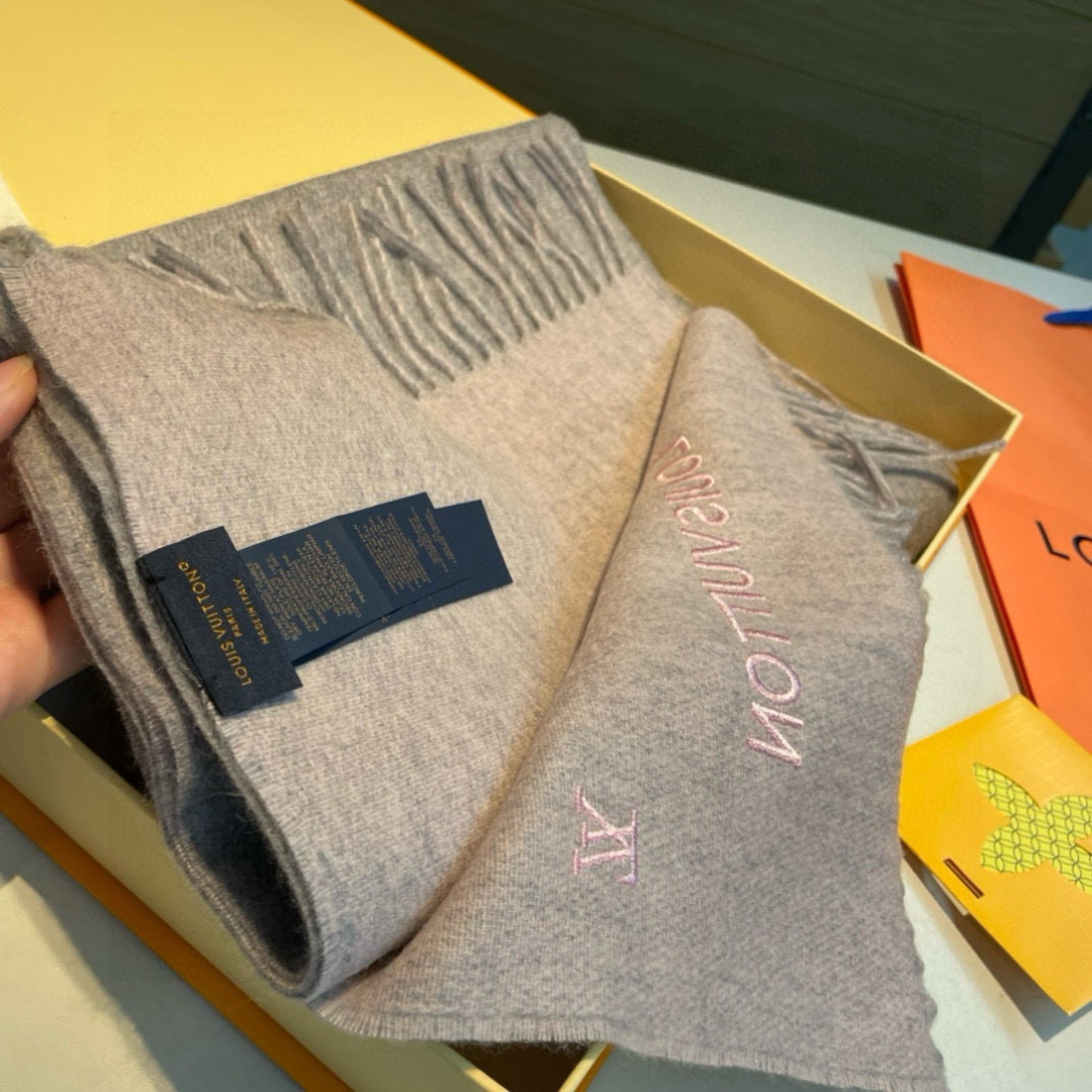 Louis Vuitton 渠道独家特供大驴专柜款满天星当季双面热款女羔绒两用围巾◎特点:渠道独家特供的
