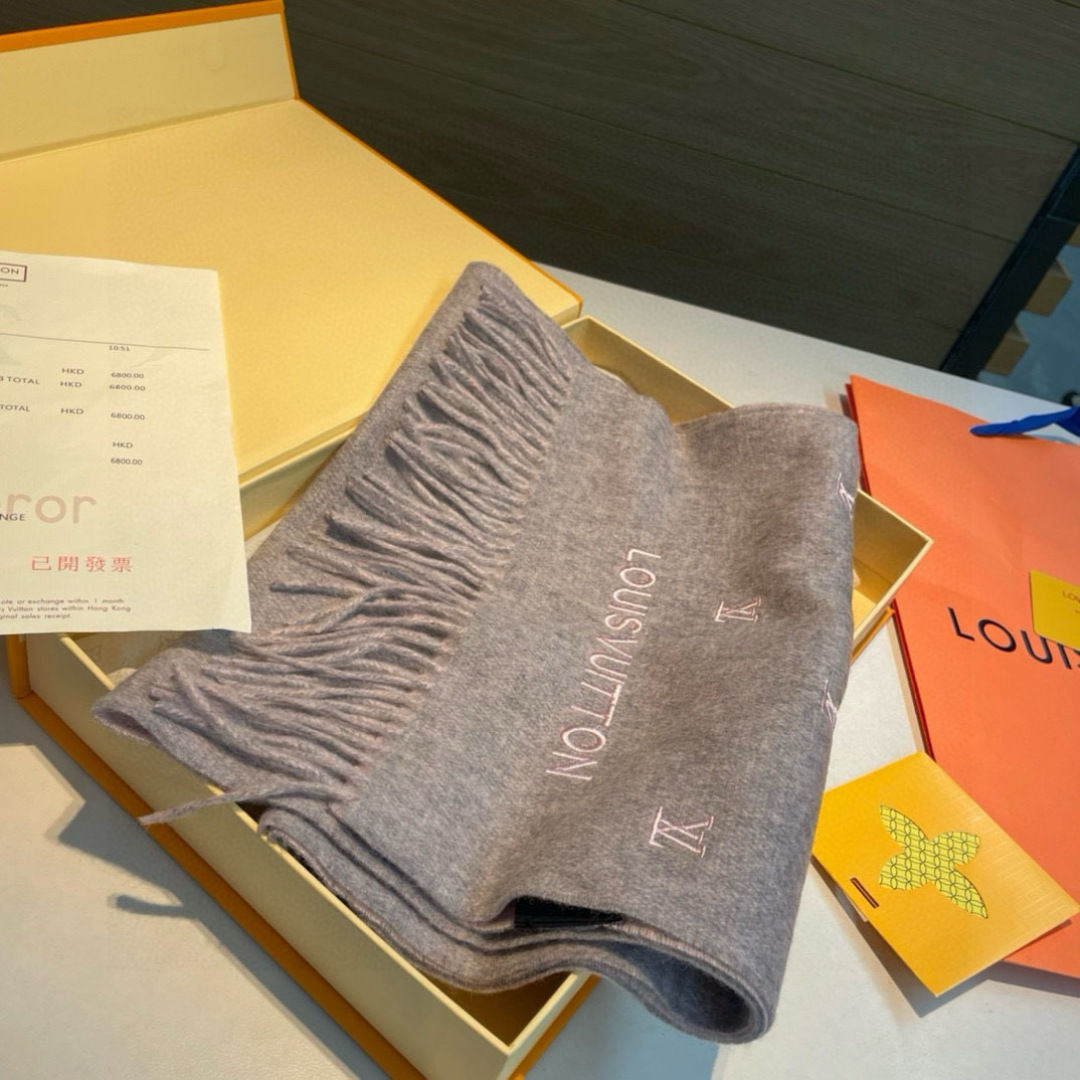 Louis Vuitton 渠道独家特供大驴专柜款满天星当季双面热款女羔绒两用围巾◎特点:渠道独家特供的
