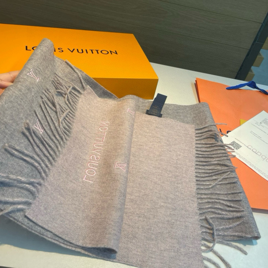 Louis Vuitton 渠道独家特供大驴专柜款满天星当季双面热款女羔绒两用围巾◎特点:渠道独家特供的