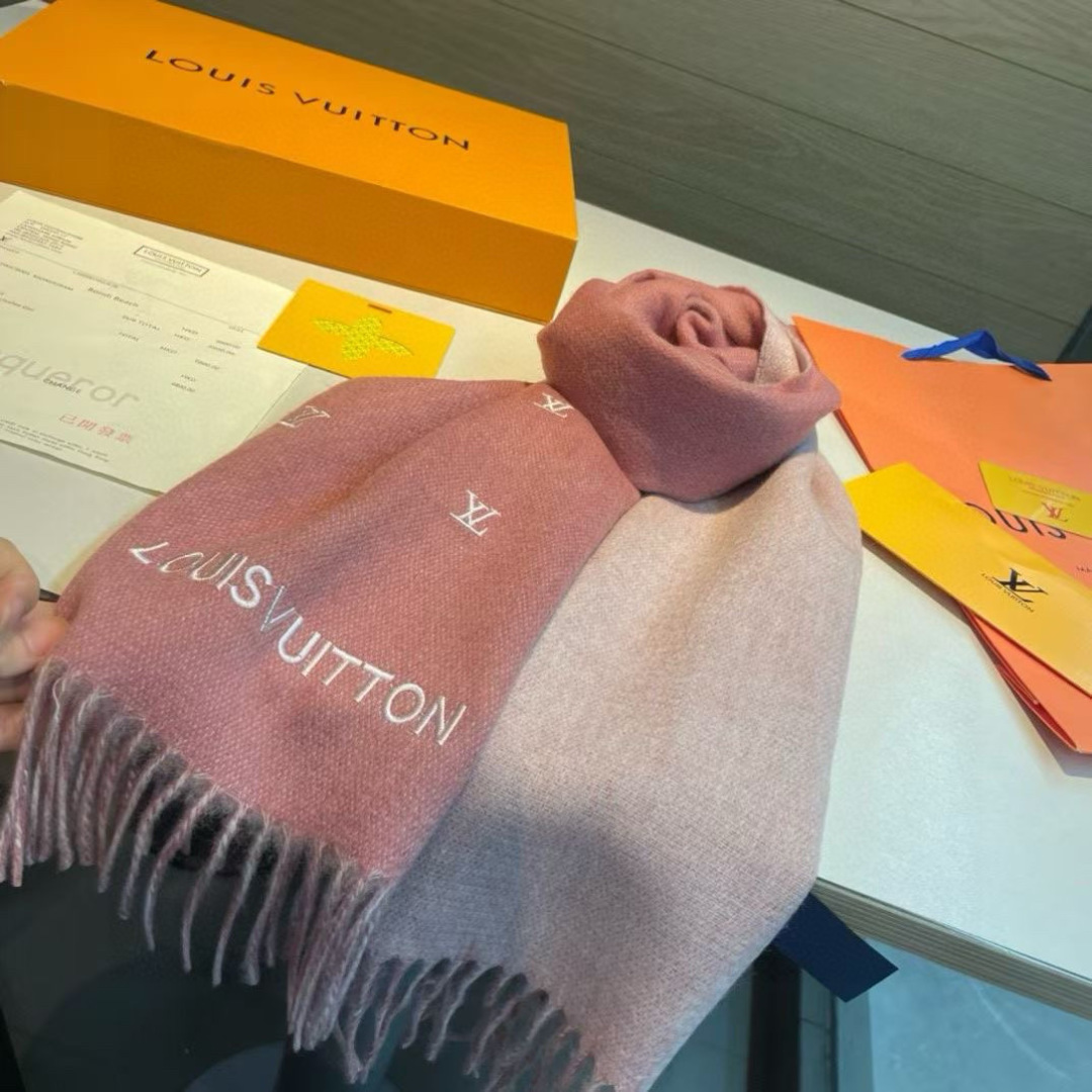 Louis Vuitton 渠道独家特供大驴专柜款满天星当季双面热款女羔绒两用围巾◎特点:渠道独家特供的
