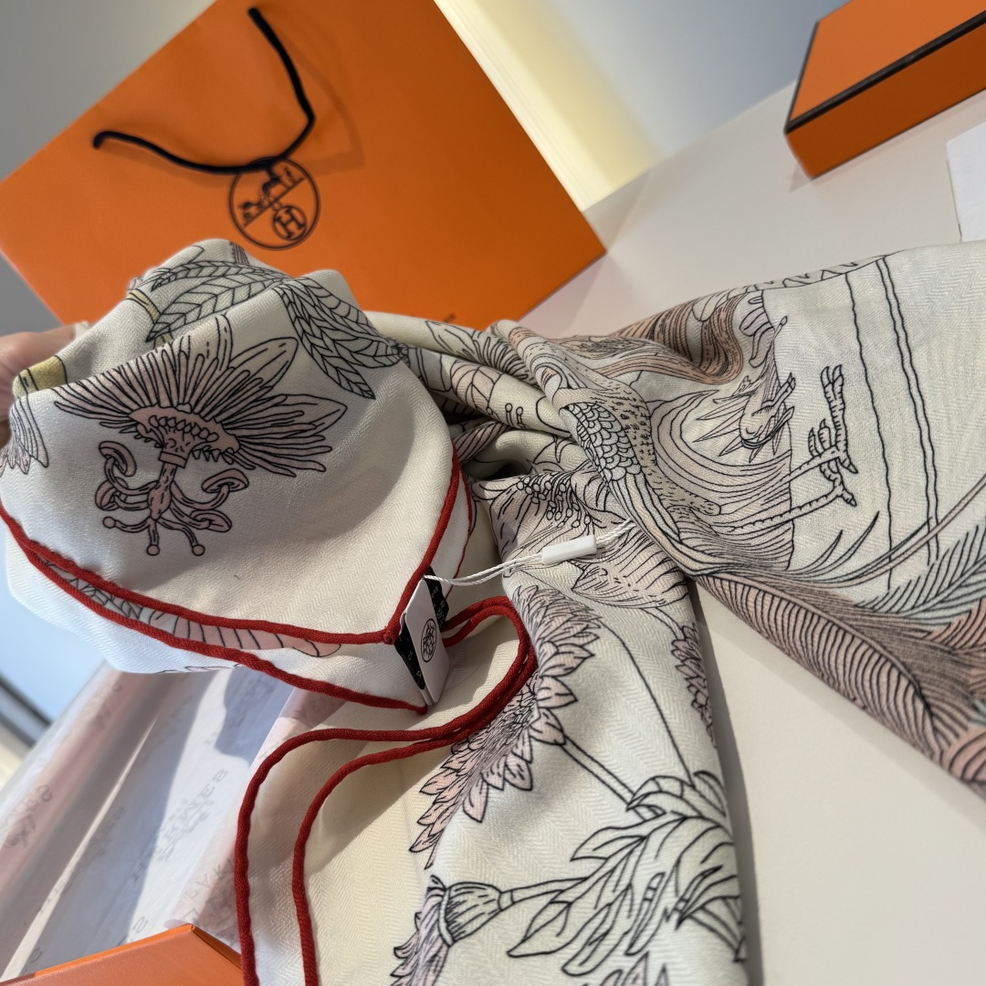 爱马仕（Hermes）2025年秋冬抢先 上新💞【双面同色丝毛方巾】手工卷边山羊绒和真丝混纺披肩（70%