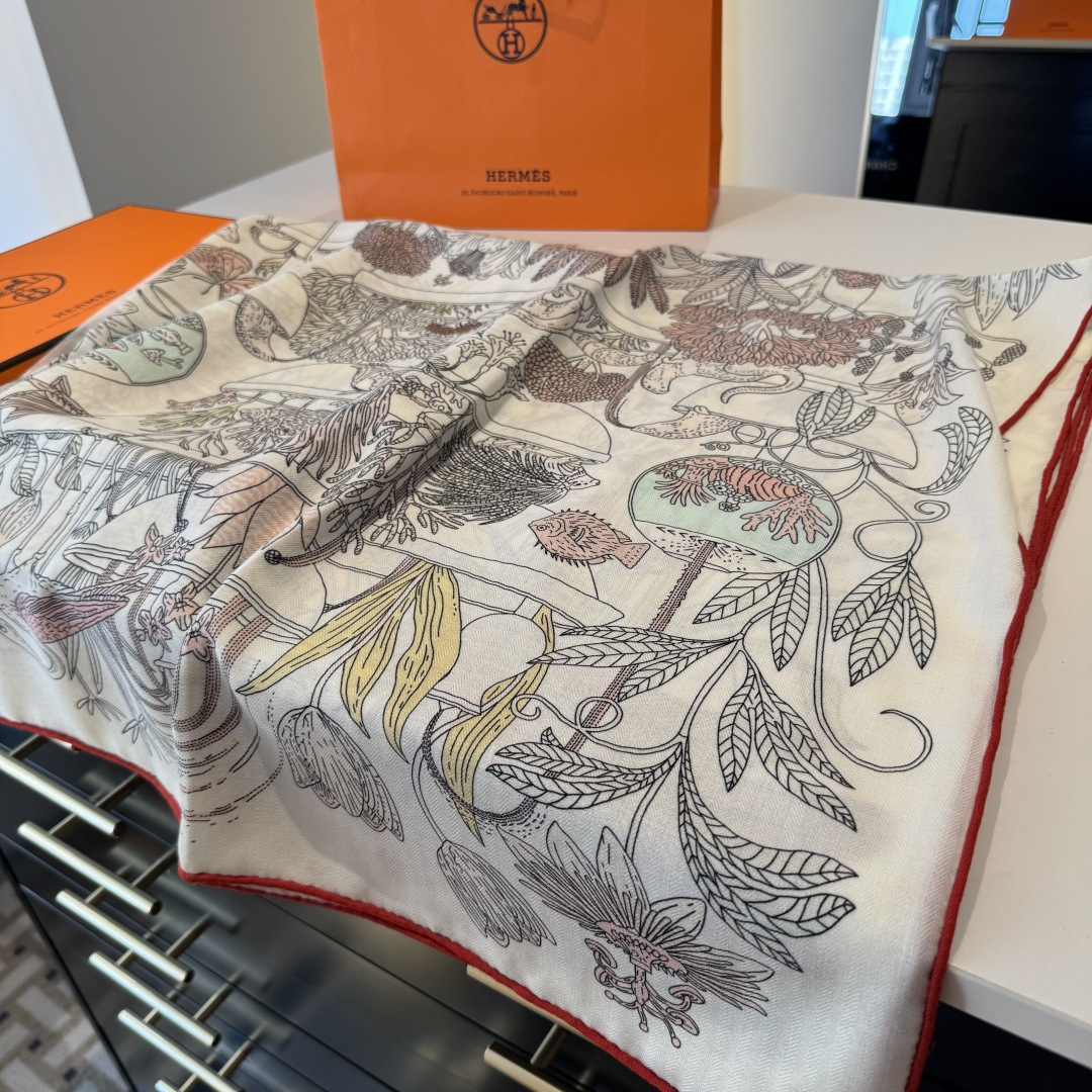 爱马仕（Hermes）2025年秋冬抢先 上新💞【双面同色丝毛方巾】手工卷边山羊绒和真丝混纺披肩（70%