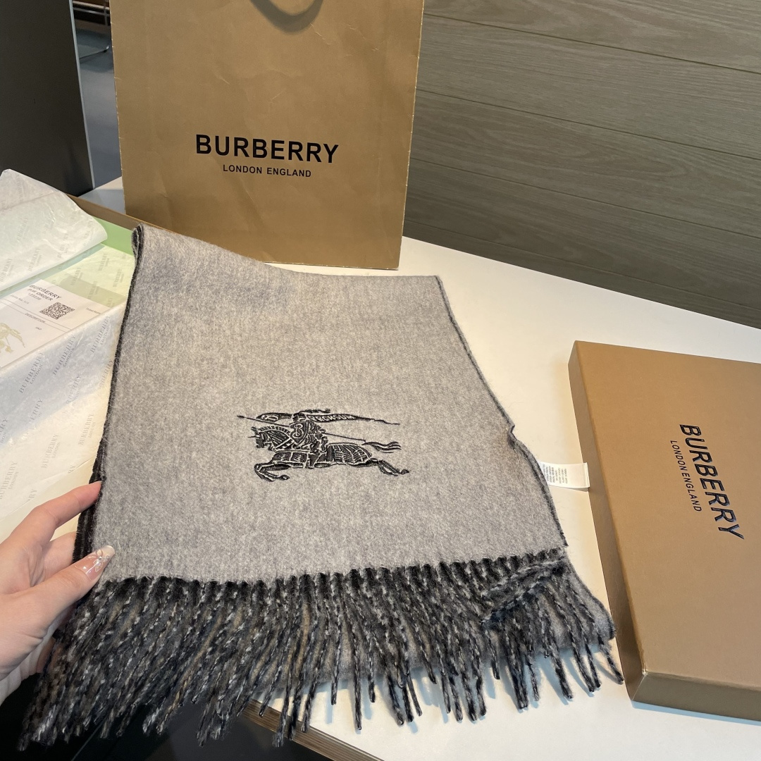 ✨✨Burberry · 巴宝莉双面围巾❗好看的要疯掉了，太有型太有魅力了❗❗非常斯文时尚的秋冬单品！真