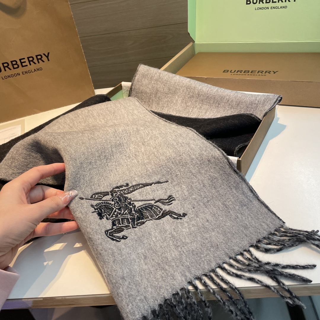 ✨✨Burberry · 巴宝莉双面围巾❗好看的要疯掉了，太有型太有魅力了❗❗非常斯文时尚的秋冬单品！真