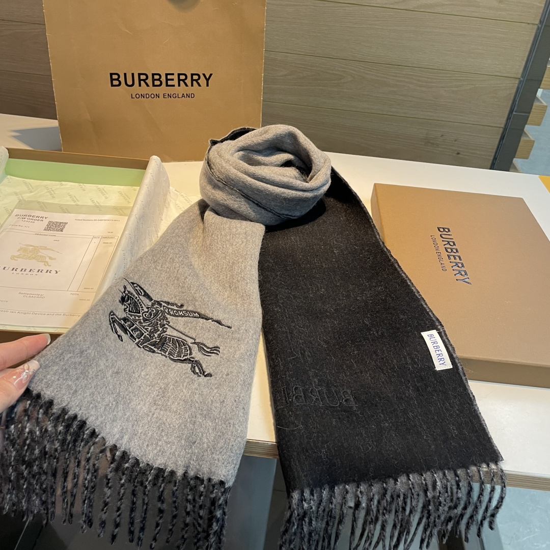✨✨Burberry · 巴宝莉双面围巾❗好看的要疯掉了，太有型太有魅力了❗❗非常斯文时尚的秋冬单品！真