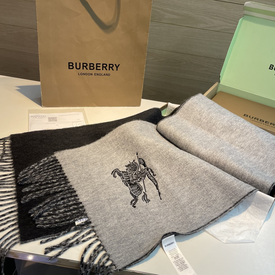 ✨✨Burberry · 巴宝莉双面围巾❗好看的要疯掉了，太有型太有魅力了❗❗非常斯文时尚的秋冬单品！真