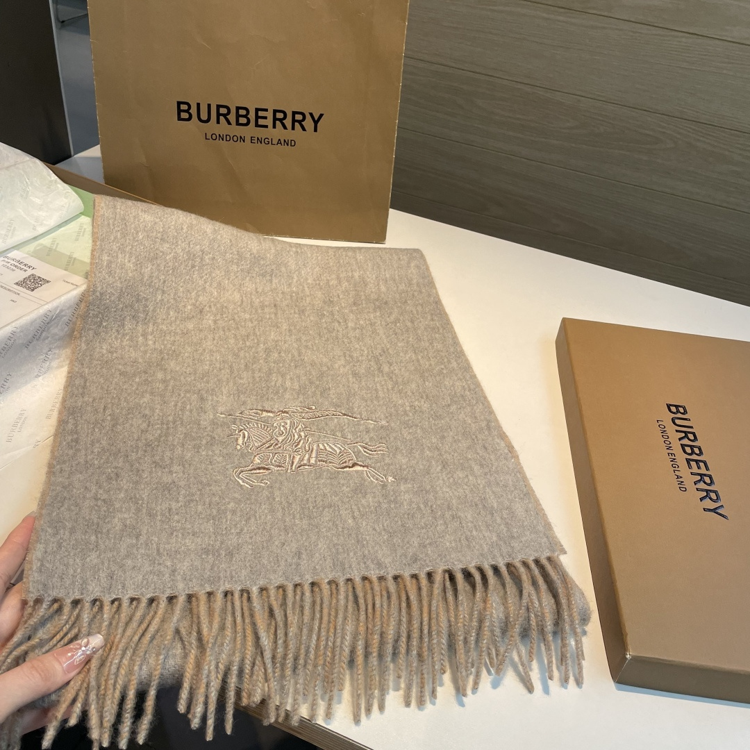 ✨✨Burberry · 巴宝莉双面围巾❗好看的要疯掉了，太有型太有魅力了❗❗非常斯文时尚的秋冬单品！真