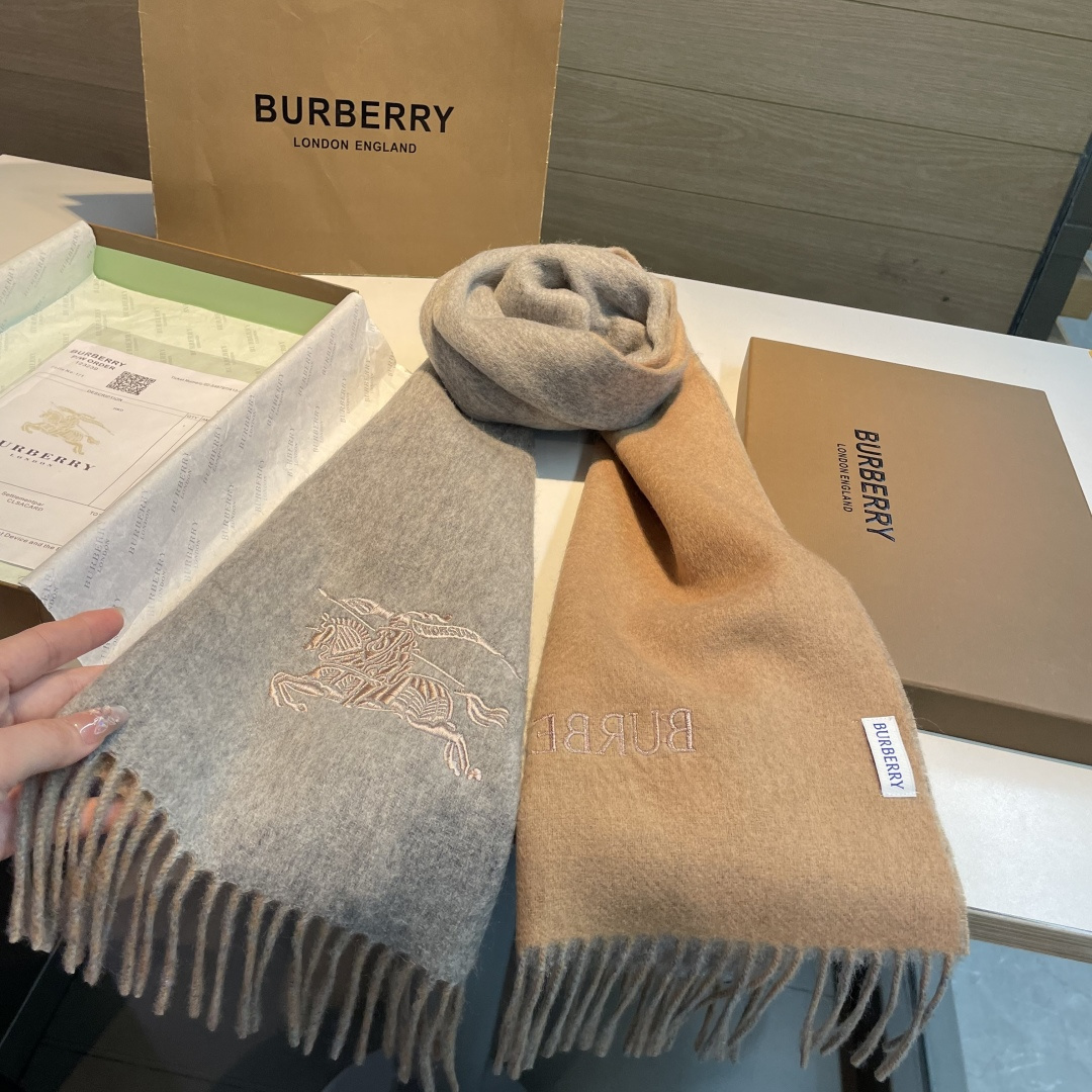 ✨✨Burberry · 巴宝莉双面围巾❗好看的要疯掉了，太有型太有魅力了❗❗非常斯文时尚的秋冬单品！真