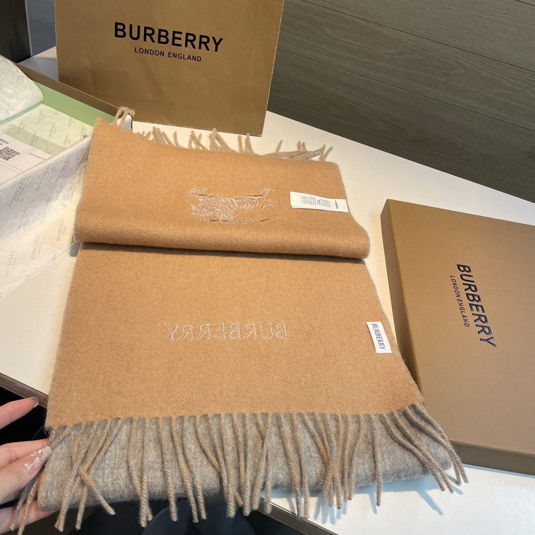 ✨✨Burberry · 巴宝莉双面围巾❗好看的要疯掉了，太有型太有魅力了❗❗非常斯文时尚的秋冬单品！真