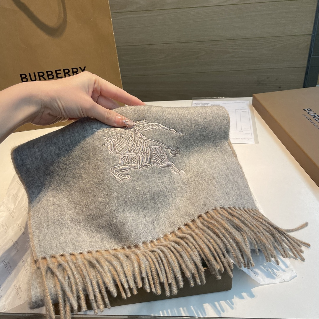 ✨✨Burberry · 巴宝莉双面围巾❗好看的要疯掉了，太有型太有魅力了❗❗非常斯文时尚的秋冬单品！真