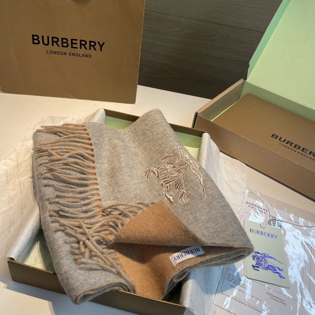 ✨✨Burberry · 巴宝莉双面围巾❗好看的要疯掉了，太有型太有魅力了❗❗非常斯文时尚的秋冬单品！真