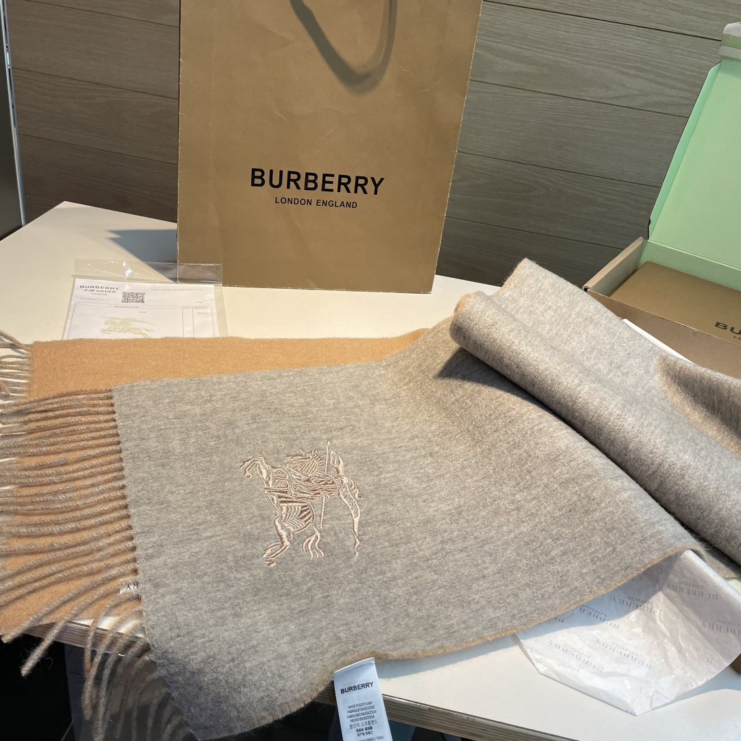 ✨✨Burberry · 巴宝莉双面围巾❗好看的要疯掉了，太有型太有魅力了❗❗非常斯文时尚的秋冬单品！真