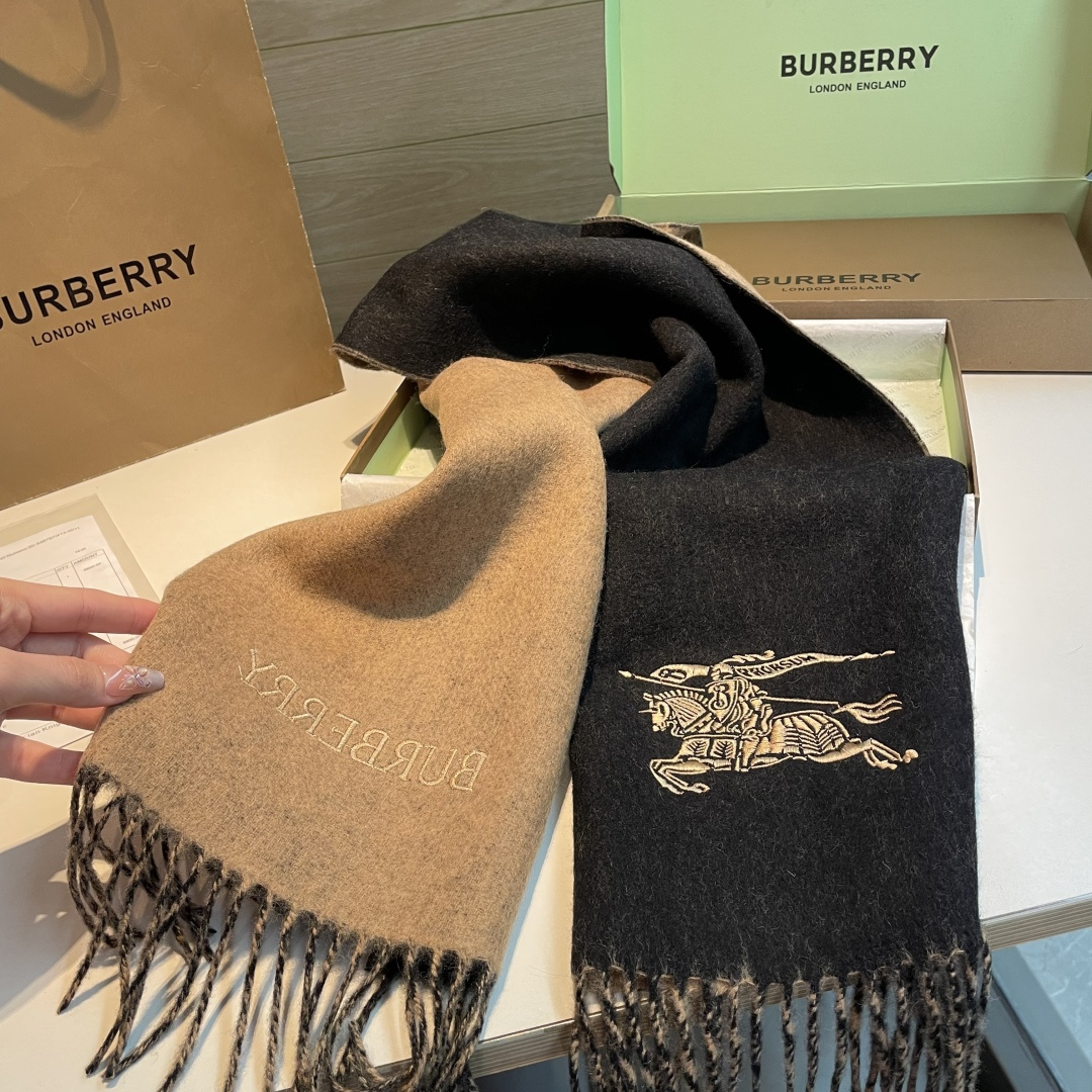 ✨✨Burberry · 巴宝莉双面围巾❗好看的要疯掉了，太有型太有魅力了❗❗非常斯文时尚的秋冬单品！真