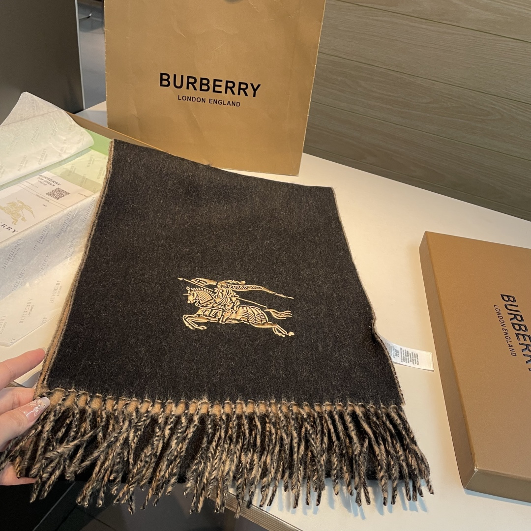 ✨✨Burberry · 巴宝莉双面围巾❗好看的要疯掉了，太有型太有魅力了❗❗非常斯文时尚的秋冬单品！真