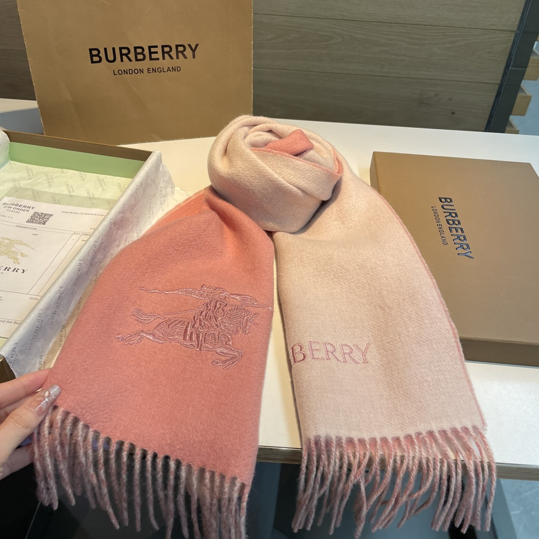 ✨✨Burberry · 巴宝莉双面围巾❗好看的要疯掉了，太有型太有魅力了❗❗非常斯文时尚的秋冬单品！真