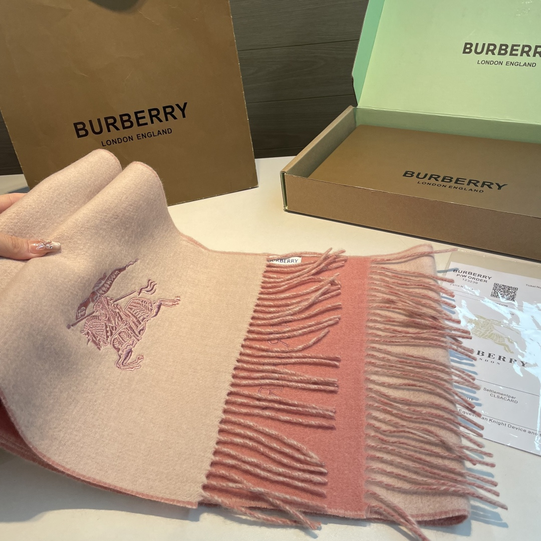 ✨✨Burberry · 巴宝莉双面围巾❗好看的要疯掉了，太有型太有魅力了❗❗非常斯文时尚的秋冬单品！真