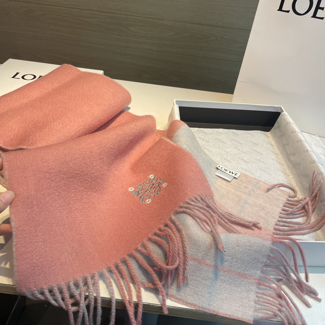 上新！Loewe · 罗意威️难得一见的温柔配色，低调又不失优雅❗️】重点推荐❗️双面配色，一条围巾两种