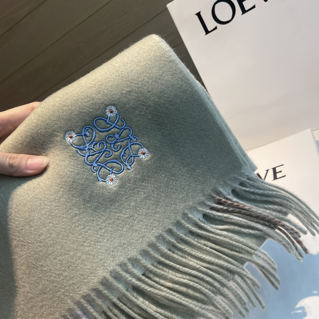 上新！Loewe · 罗意威️难得一见的温柔配色，低调又不失优雅❗️】重点推荐❗️双面配色，一条围巾两种