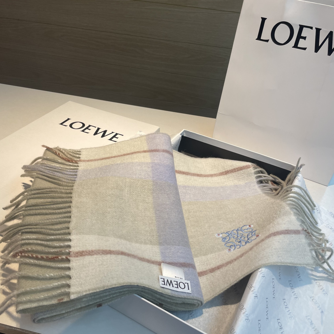 上新！Loewe · 罗意威️难得一见的温柔配色，低调又不失优雅❗️】重点推荐❗️双面配色，一条围巾两种