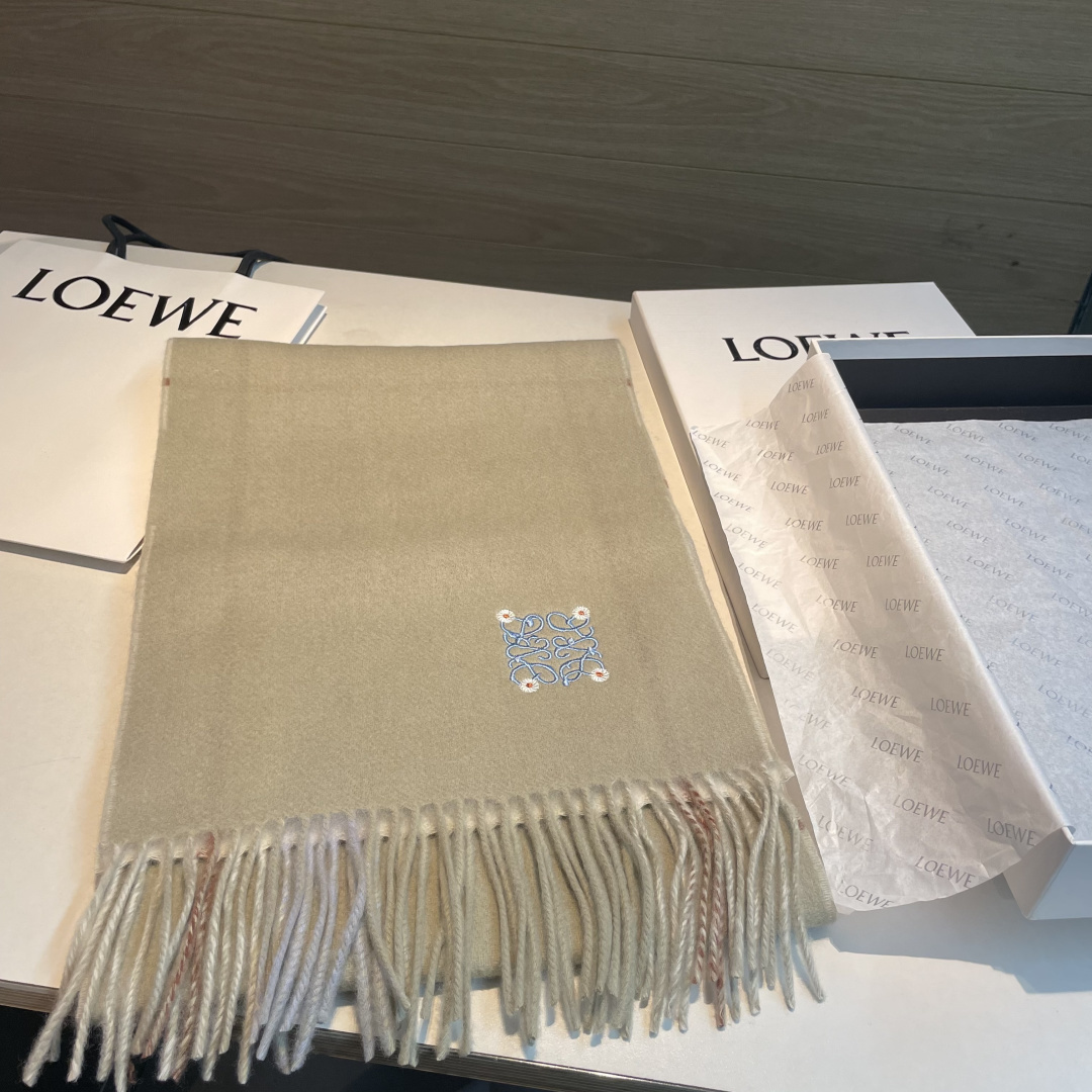 上新！Loewe · 罗意威️难得一见的温柔配色，低调又不失优雅❗️】重点推荐❗️双面配色，一条围巾两种