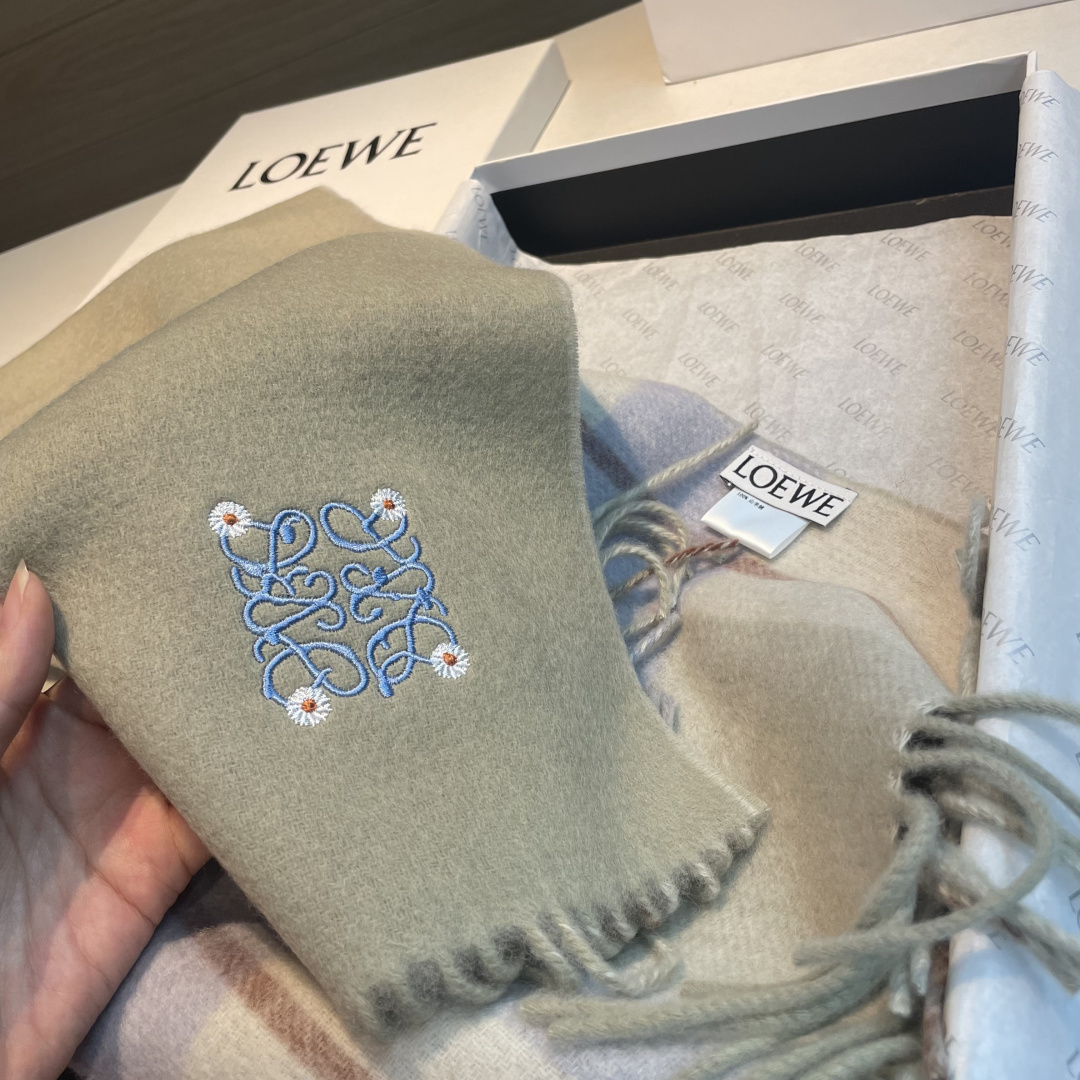 上新！Loewe · 罗意威️难得一见的温柔配色，低调又不失优雅❗️】重点推荐❗️双面配色，一条围巾两种