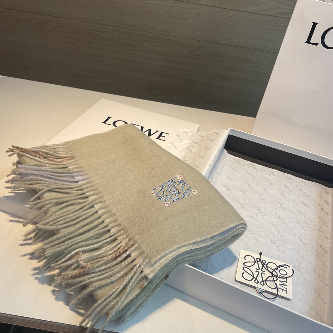 上新！Loewe · 罗意威️难得一见的温柔配色，低调又不失优雅❗️】重点推荐❗️双面配色，一条围巾两种