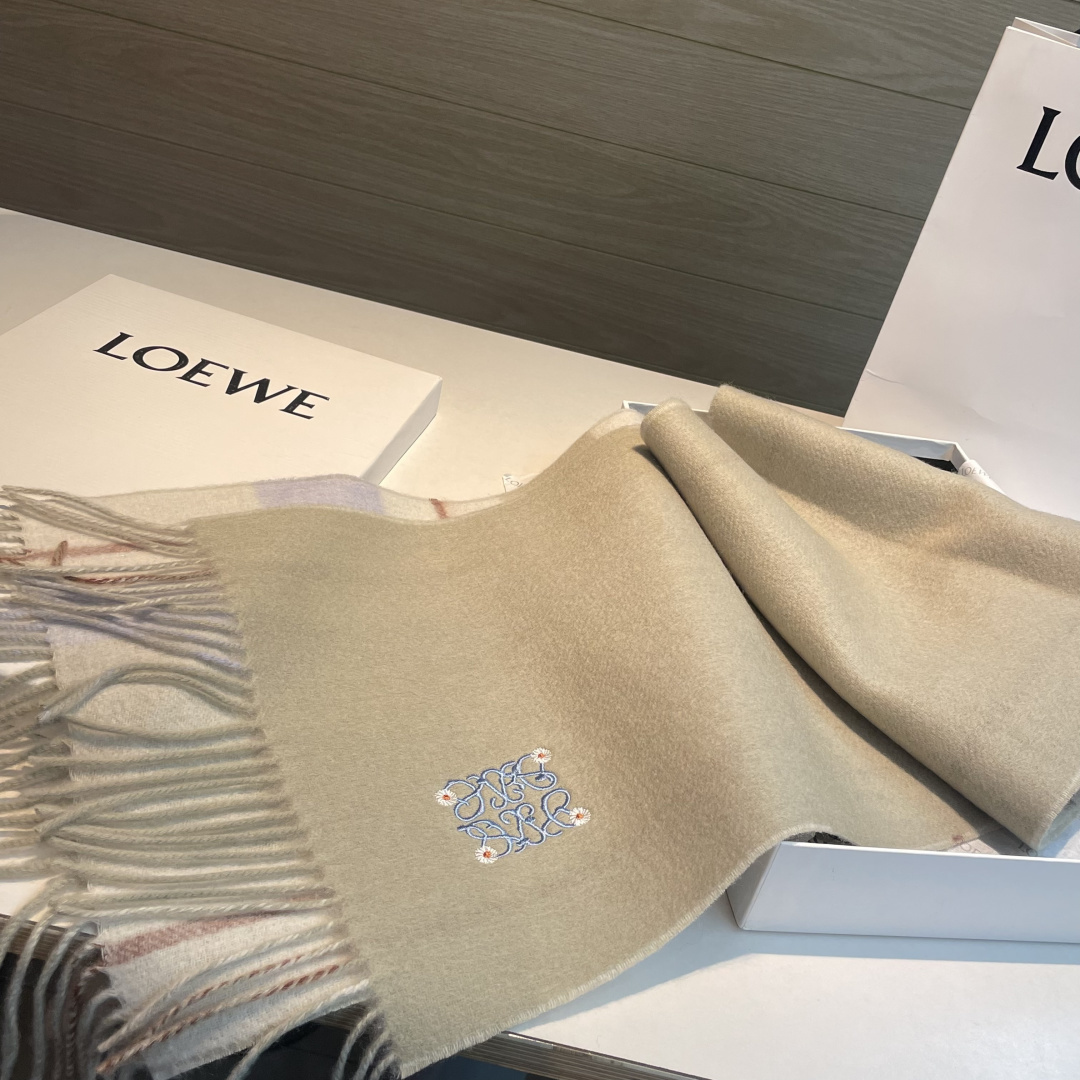 上新！Loewe · 罗意威️难得一见的温柔配色，低调又不失优雅❗️】重点推荐❗️双面配色，一条围巾两种