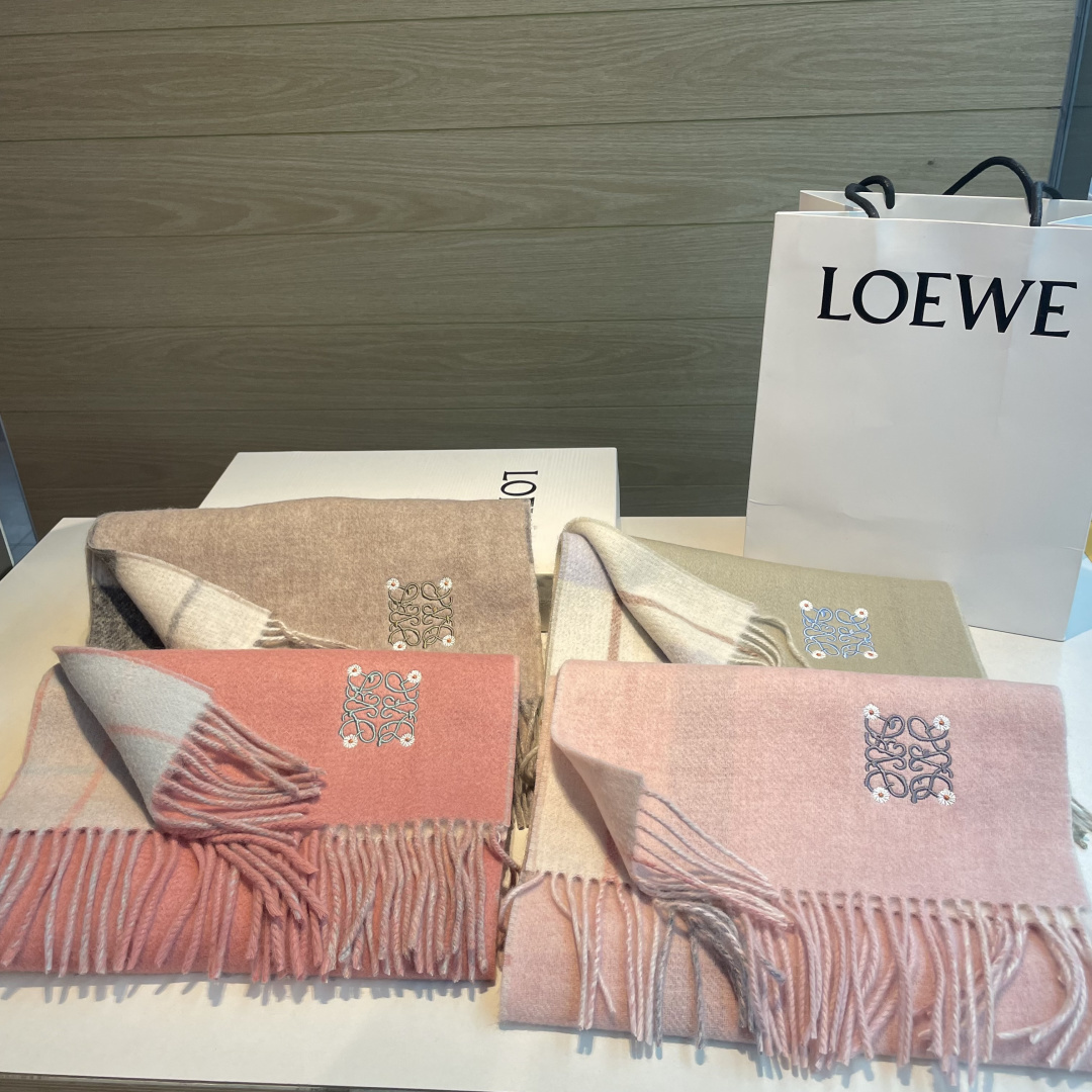 上新！Loewe · 罗意威️难得一见的温柔配色，低调又不失优雅❗️】重点推荐❗️双面配色，一条围巾两种