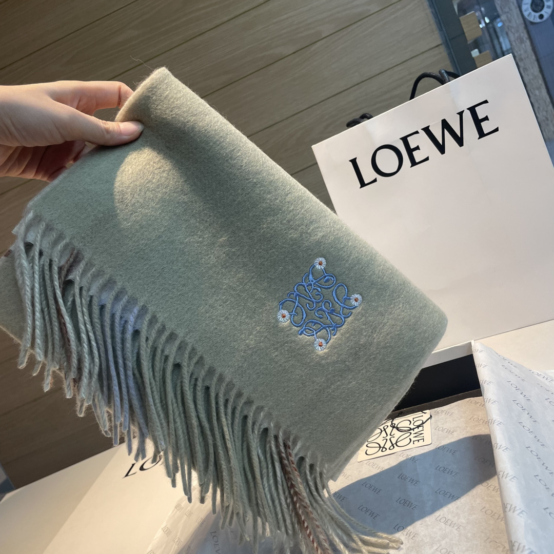 上新！Loewe · 罗意威️难得一见的温柔配色，低调又不失优雅❗️】重点推荐❗️双面配色，一条围巾两种