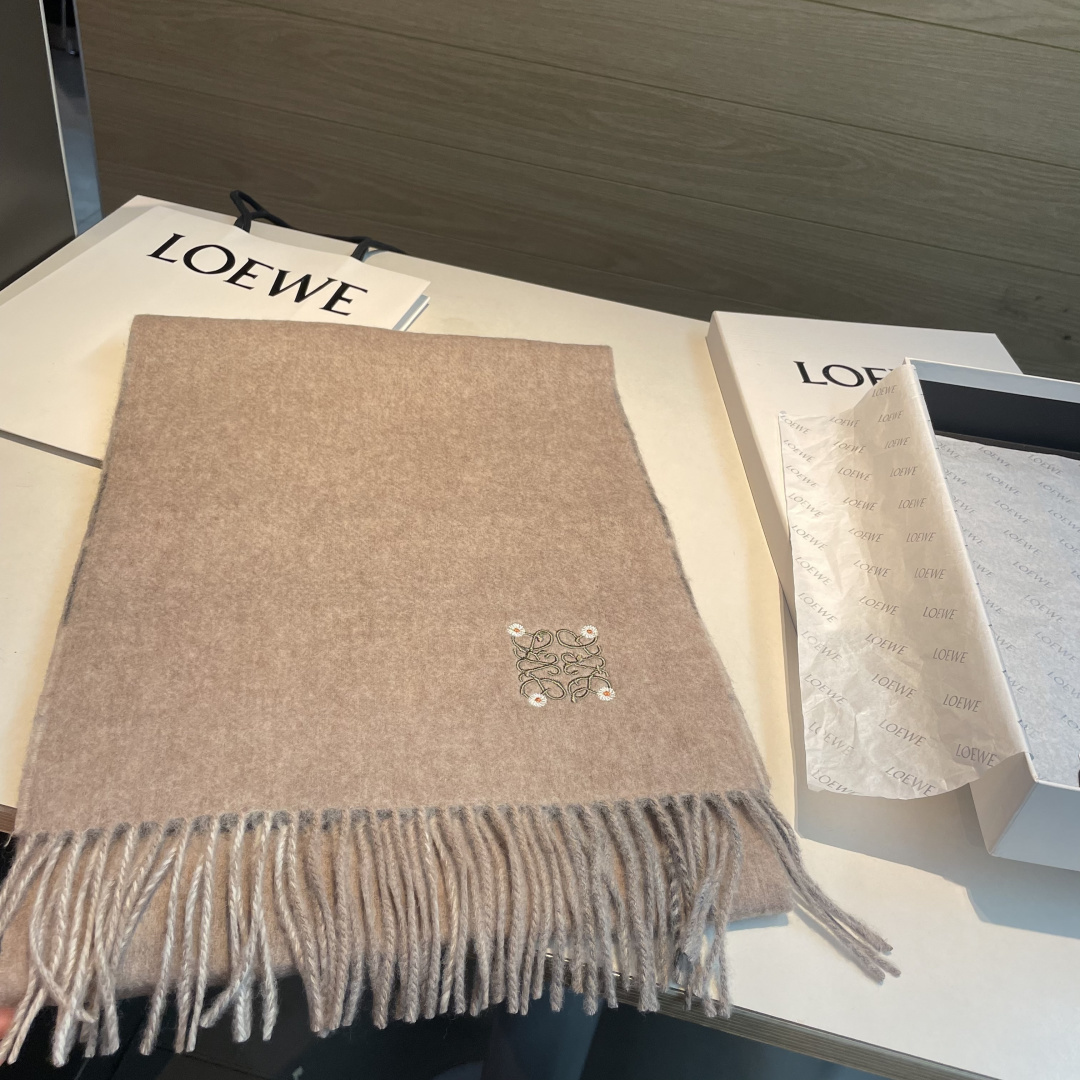 上新！Loewe · 罗意威️难得一见的温柔配色，低调又不失优雅❗️】重点推荐❗️双面配色，一条围巾两种