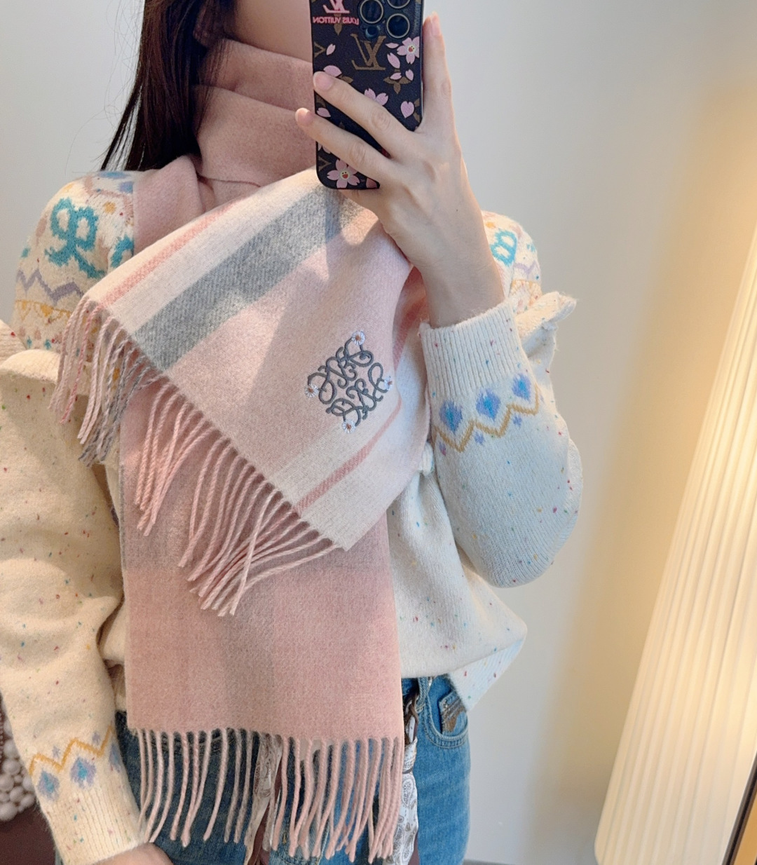 上新！Loewe · 罗意威️难得一见的温柔配色，低调又不失优雅❗️】重点推荐❗️双面配色，一条围巾两种