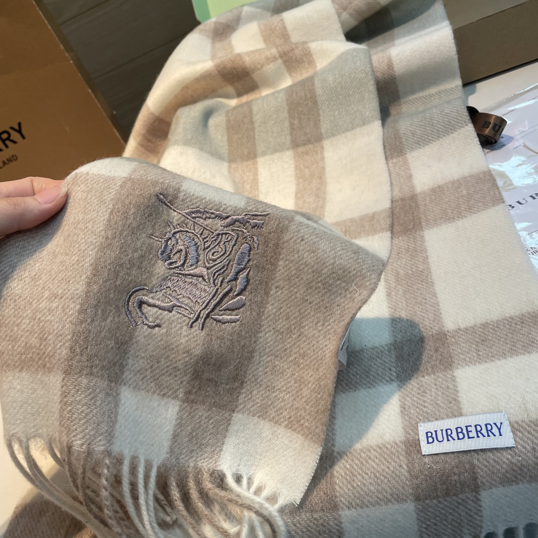 ✨✨Burberry · 巴宝莉双面围巾❗好看的要疯掉了，太有型太有魅力了❗❗非常斯文时尚的秋冬单品！真