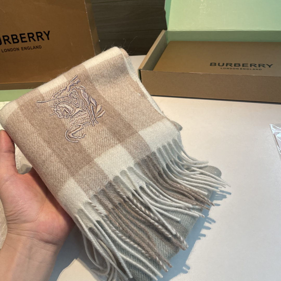 ✨✨Burberry · 巴宝莉双面围巾❗好看的要疯掉了，太有型太有魅力了❗❗非常斯文时尚的秋冬单品！真