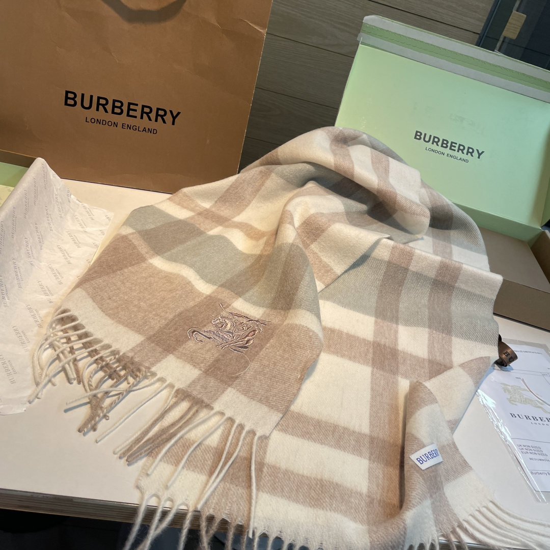 ✨✨Burberry · 巴宝莉双面围巾❗好看的要疯掉了，太有型太有魅力了❗❗非常斯文时尚的秋冬单品！真