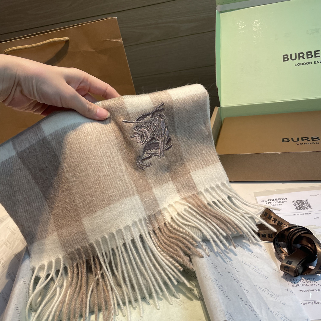 ✨✨Burberry · 巴宝莉双面围巾❗好看的要疯掉了，太有型太有魅力了❗❗非常斯文时尚的秋冬单品！真